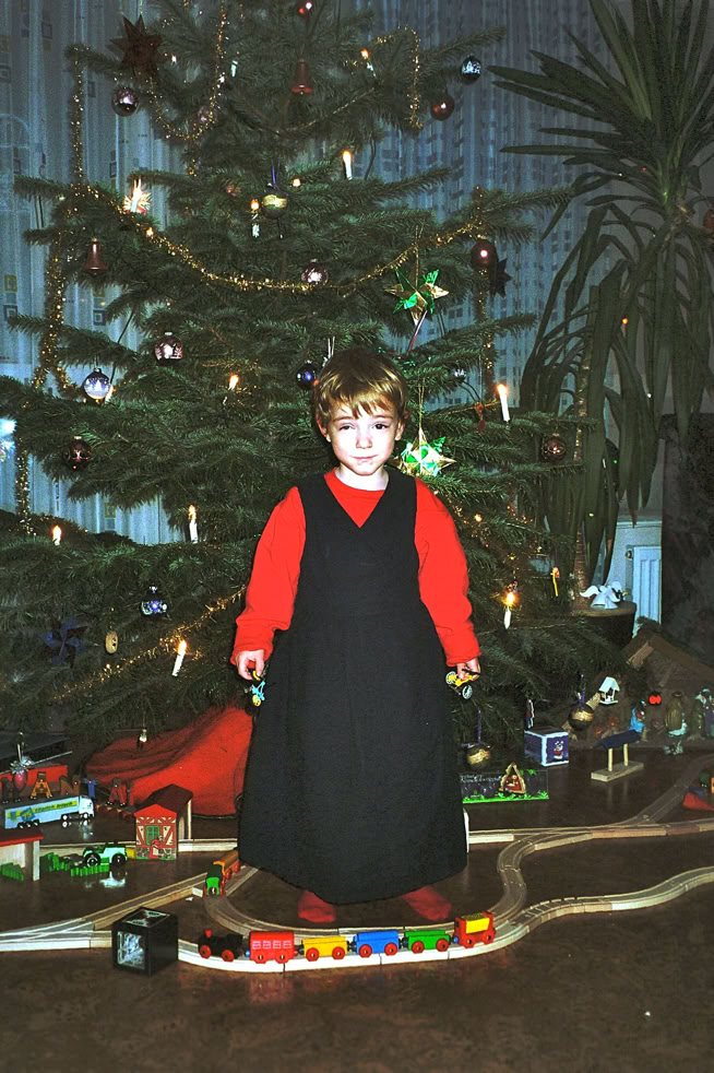 Chantal vor Weihnachtsbaum